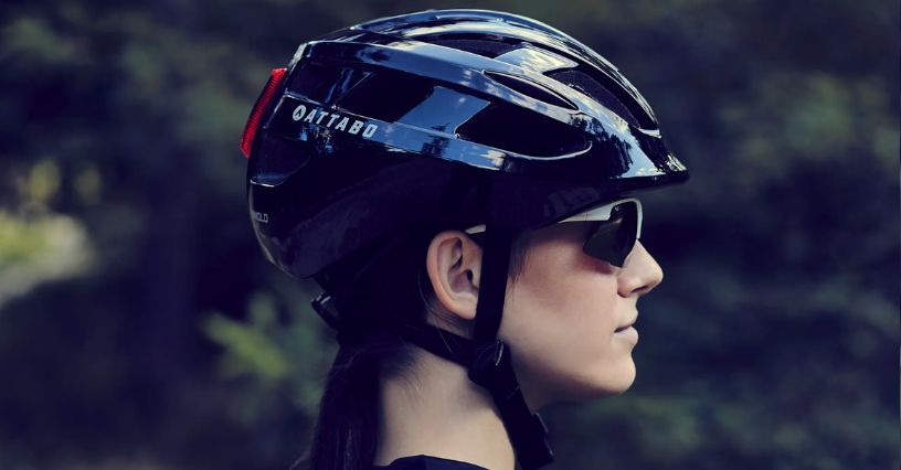Rowerzystka w kasku ATTABO i okularach przeciwsłonecznych