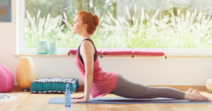 Kobieta w pozycji kobry praktykująca jogę w profesjonalnym studio