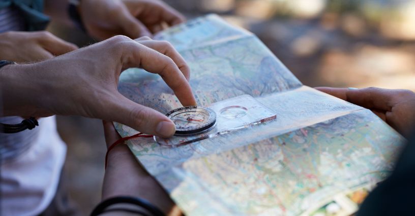 Turyści orientują mapę z pomocą kompasu