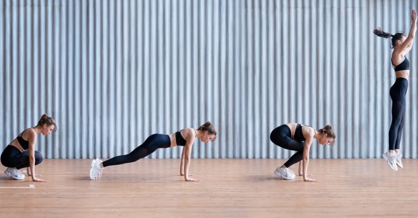 Kobieta w stroju sportowym pokazuje etapy wykonania burpees