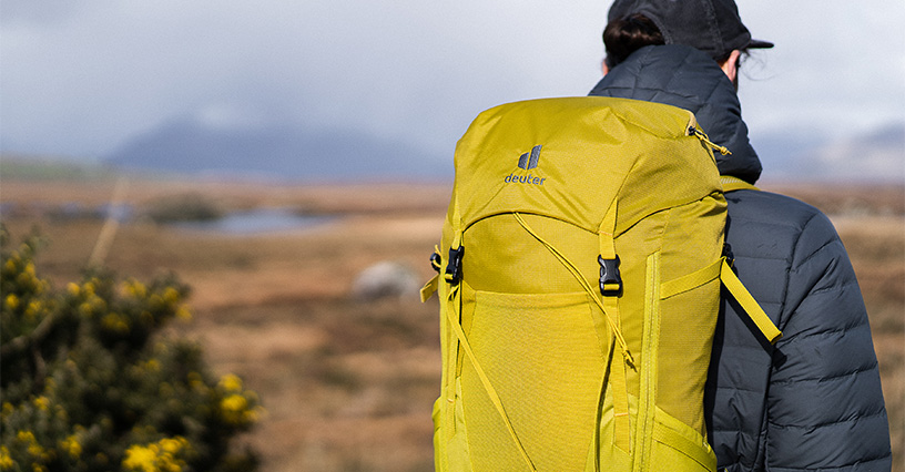 Turysta z plecakiem trekkingowym marki deuter