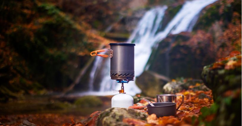 Podgrzewanie wody na kuchence turystycznej gazowej w czasie jesiennej wyprawy w góry