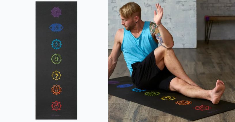 Mężczyzna ćwiczący jogę na 6-milimetrowej macie Gaiam Premium Black Chakra