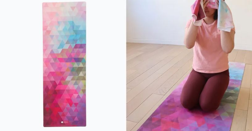 Kobieta ćwicząca na macie Yoga Design Lab Tribeca Sand 1,5 mm