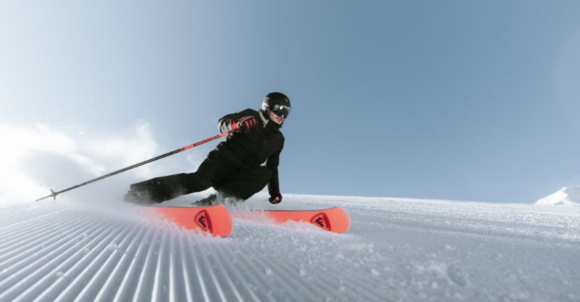 Narciarz zjeżdżający po stoku w nartach Rossignol Forza