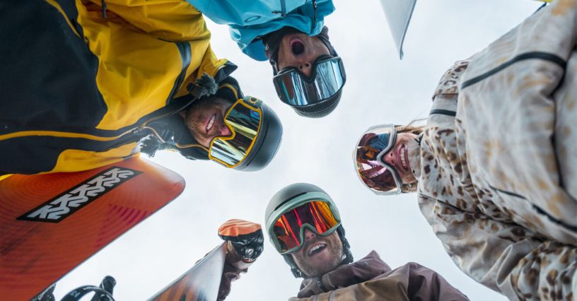 Grupa snowboardzistów w goglach narciarskich