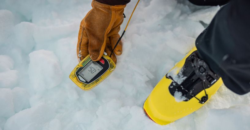 Odbieranie sygnału detektora osoby zasypanej przez lawinę przez ratownika