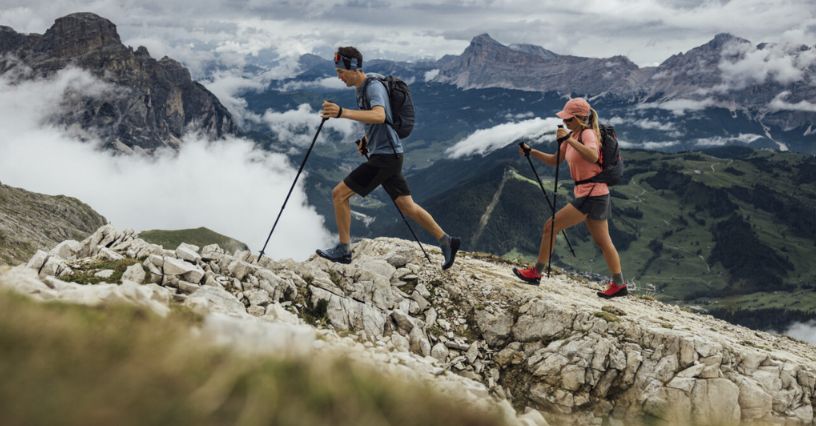 Kobieta i mężczyzna uprawiający speed hiking w górach
