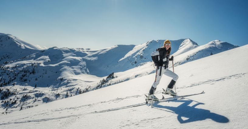 Odpoczywająca narciarka skiturowa w czasie podchodzenia pod górę