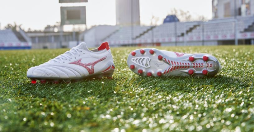 Buty piłkarskie Mizuno na murawie