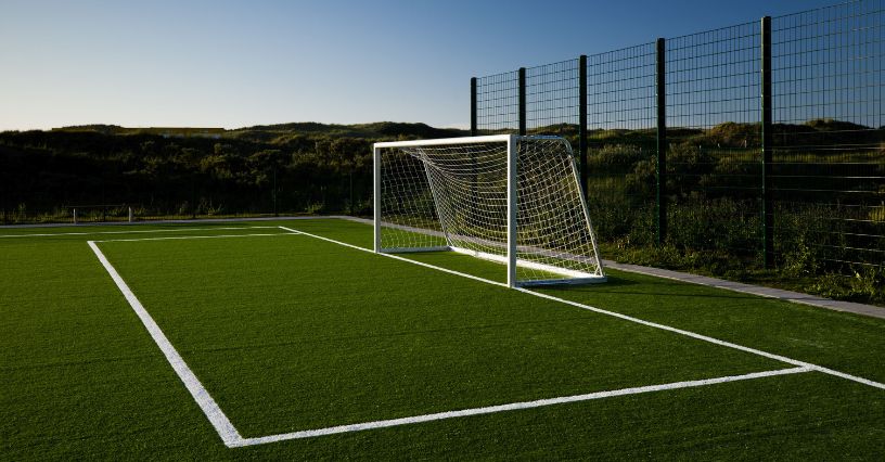 Duża bramka piłkarska na boisku do piłki nożnej