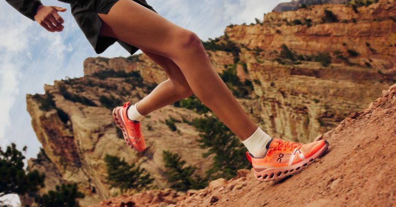 Biegacz w butach do biegania w terenie marki On Running