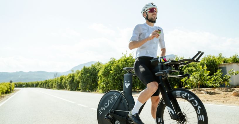 Kolarz jedzący baton energetyczny w czasie przerwy w treningu na szosie