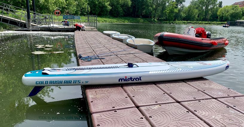 Pompowana deska SUP Mistral Gold Rush Air na pomoście