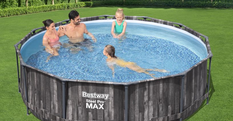 Rodzina odpoczywająca w okrągłym basenie stelażowym w ogrodzie