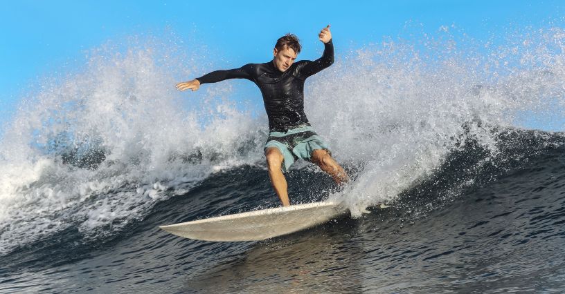 Mężczyzna surfujący na wysokiej fali