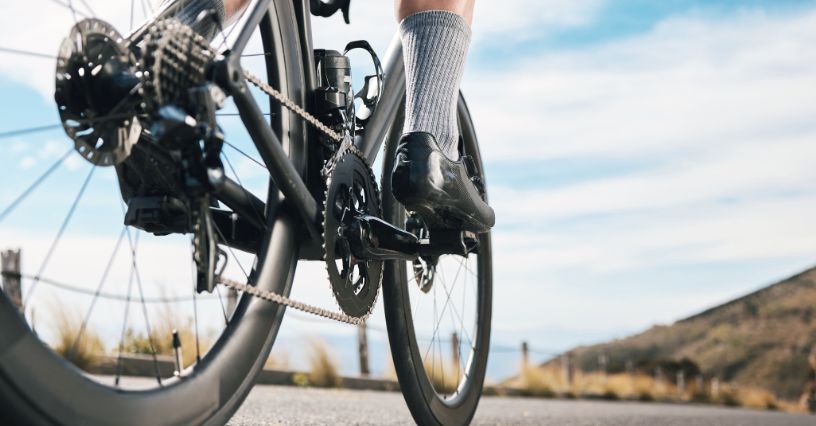 Łańcuch rowerowy w rowerze szosowym w czasie jazdy po drodze