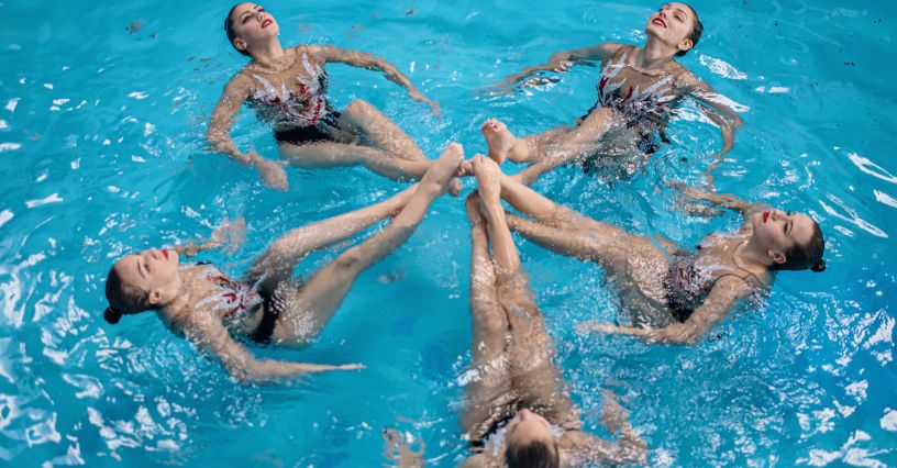 Pływaczki artystyczne w czasie występu w wodzie