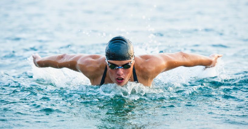 Kobieta płynąca delfinem w otwartym akwenie