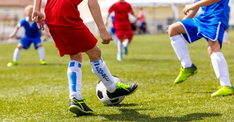 Piłkarz podający piłkę do zawodnika ze swojej drużyny