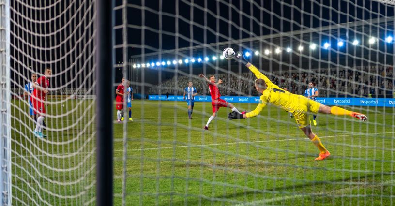 Bramkarz broniący piłkę w czasie meczu