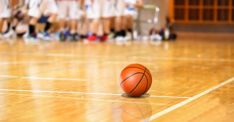 Piłka do koszykówki leżąca na parkiecie