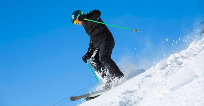 Mężczyzna zjeżdżający po stoku narciarskim
