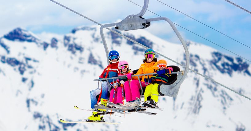 Czteroosobowa rodzina na wyciągu narciarskim