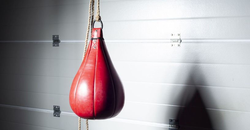 Czerwona gruszka do boksu wisząca na sznurku