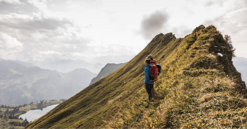 Para z plecakami turystycznymi podziwiająca górskie widoki