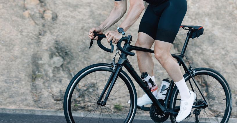 Mężczyzna jadący na rowerze szosowym