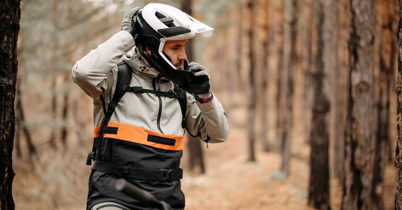 Mężczyzna zakłada kask rowerowy typu full face