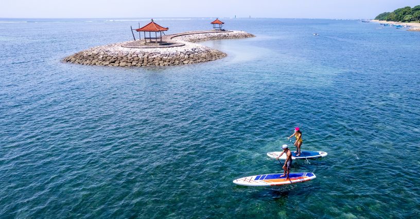 Para pływająca po morzu na deskach SUP Gladiator