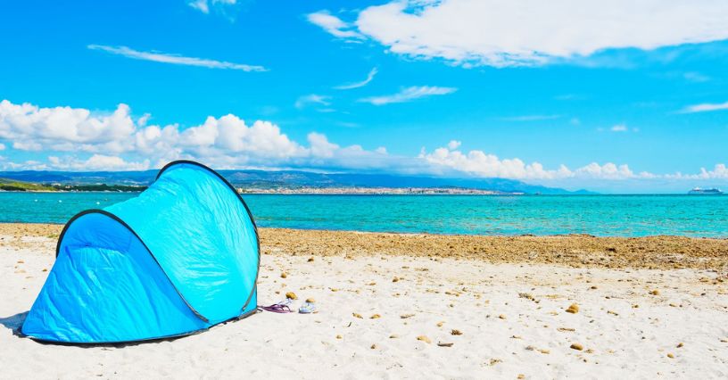 Namiot plażowy rozstawiony nad morzem