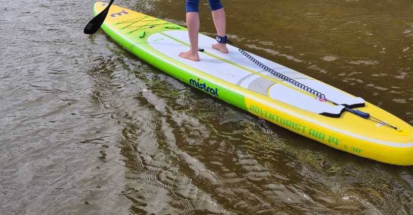 Kobieta pływająca na desce touringowej SUP Mistral