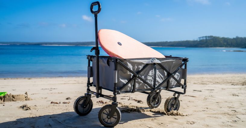 Wózek plażowy załadowany sprzętem do wody