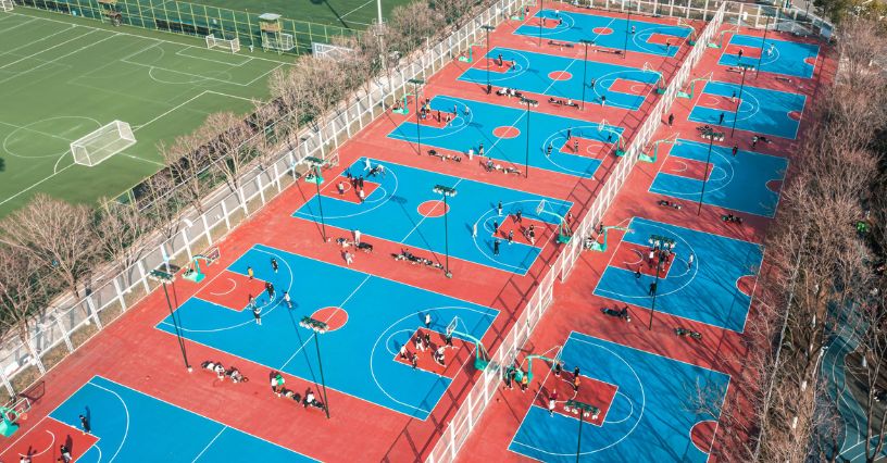 Boiska do koszykówki klasycznej i koszykówki 3x3 z grupami koszykarzy