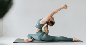 Kobieta ćwicząca jogę w legginsach na macie