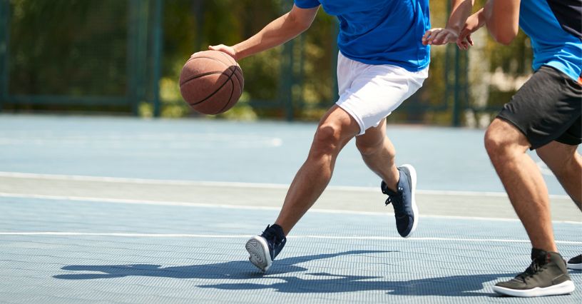 Koszykarze grają na boisku outdoorowym