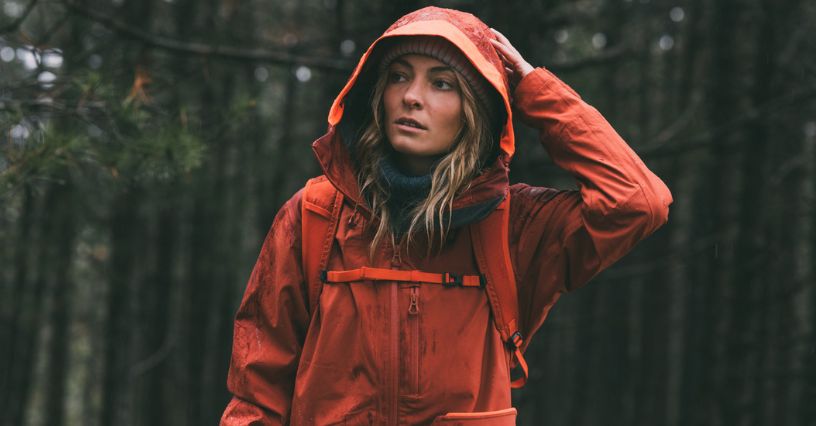 Kobieta ubrana w przeciwdeszczową kurtkę, idealną na górskie wyprawy
