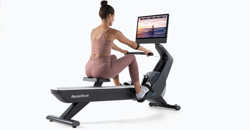 Kobieta ćwiczy na ergometrze wioślarskim NordicTrack RW900 2025