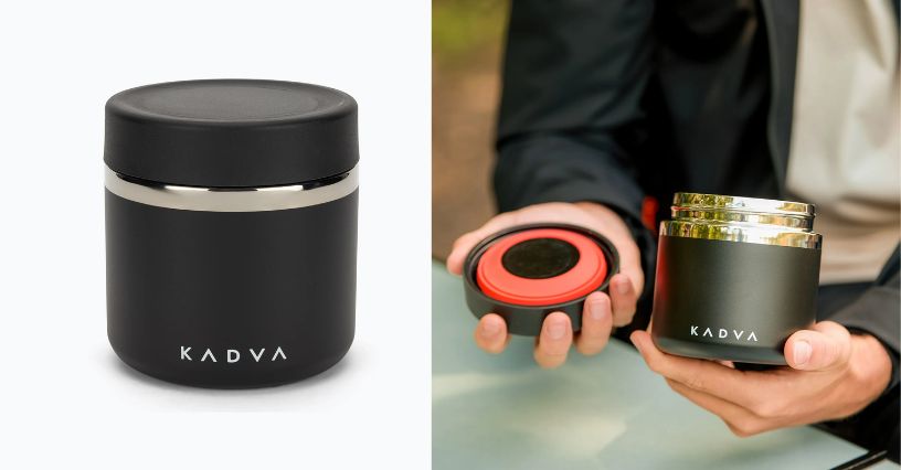 Mężczyzna trzymający otwarty termos obiadowy KADVA Eater 600 ml