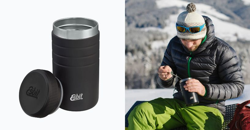 Mężczyzna jedzący z termosu na żywność Esbit Majoris Stainless Steel Food Jug podczas zimowej wyprawy