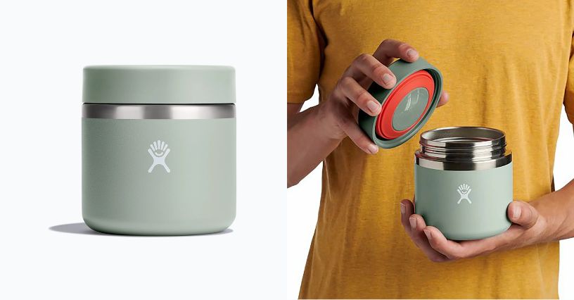 Mężczyzna trzymający odkręcony termos na jedzenie Hydro Flask Insulated Food Jar 590 ml 