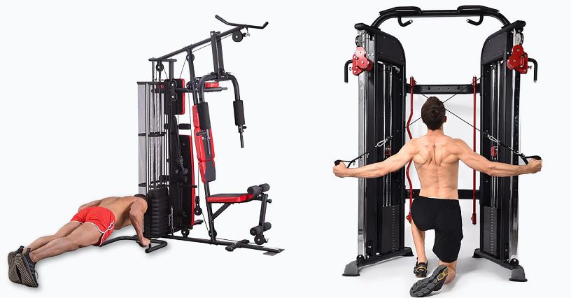 Mężczyzna ćwiczy na atlasie wielostanowiskowym