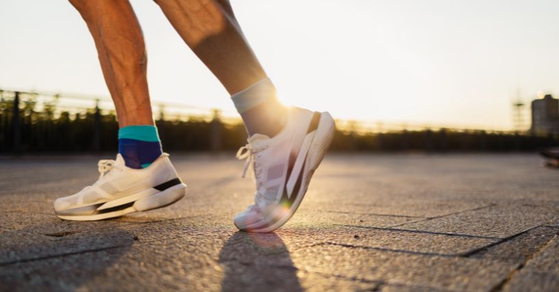 Mężczyzna biegający w butach z wysoką amortyzacją po asflacie