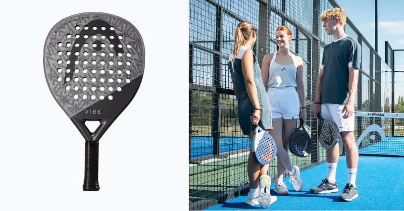 Trójka młodych ludzi stojąca na korcie do padla z rakietami HEAD Vibe 2025