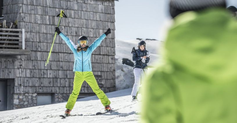 Narciarka ciesząca się udanym zjazdem po stoku