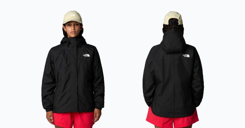 Kobieta w kurtce hardshell The North Face Antora Rain