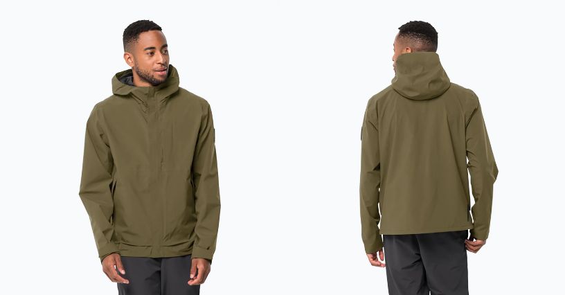 Mężczyzna w kurtce przeciwdeszczowej Jack Wolfskin Mainkai